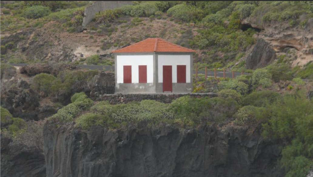 Edificio conocido en el noroeste
 de Tenerife como “Caseta del cable”. Costa de Los Silos.
